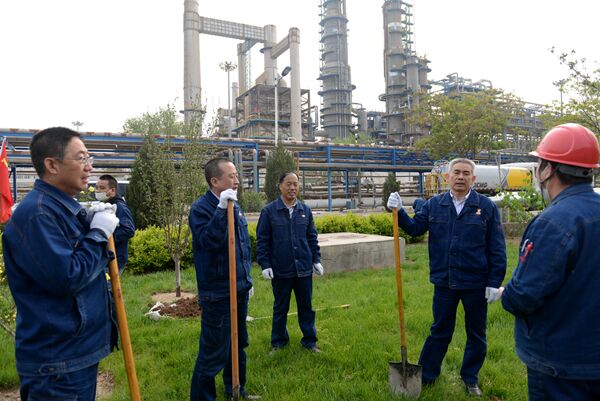 绿色低碳发展建设美丽工厂兰州石化公司开展春季义务植树活动