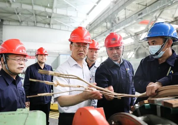 新疆中泰集团党委副书记,工会主席齐国庆一行到环鹏公司下属新疆升晟