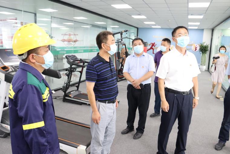 新沂市委常委组织部长程峰一行莅临利民化学为基层员工送清凉