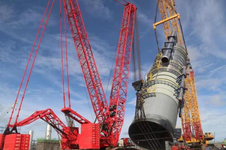石化四建承建海南炼化乙烯装置急冷油塔吊装就位