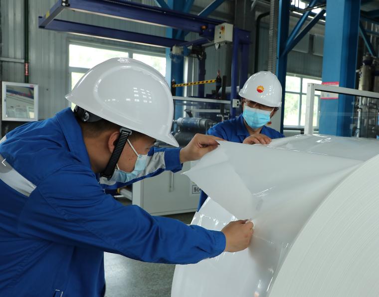 甘肃西峰：首台“庆阳造”氢燃料电池发动机下线