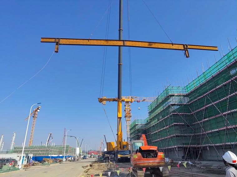 天津南港乙烯中心控制室中控大厅钢梁吊装完成